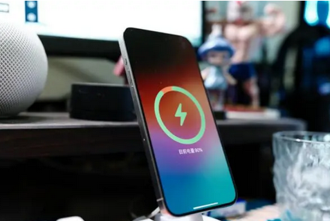 铁岭苹果15换屏服务分享用什么充电器给iPhone15充电更好 